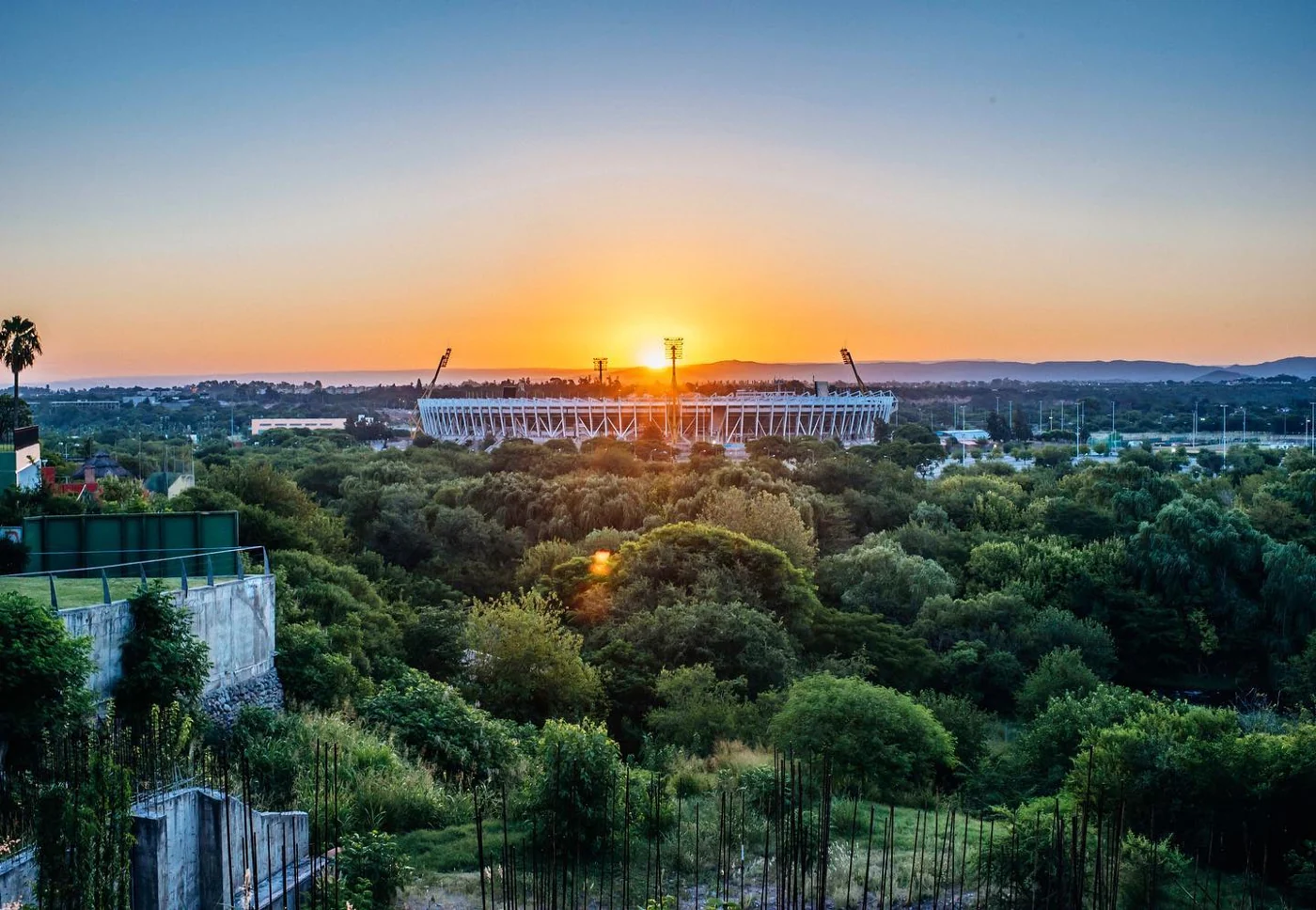 Vista del atardecer publicada por WIN, con el estadio y las sierras al fondo
